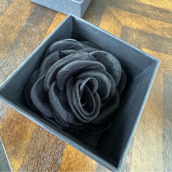 NWOT! Dainty Rose Flower Brooch Pins Delicate Large Lace Flowers - 100mm - Picture 3 of 6